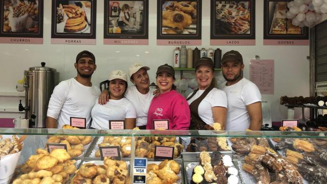 Conchi Muñoz, junto a sus trabajadores de la churrería Mil Amores.