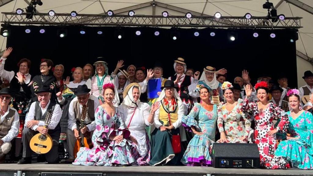 La Federación de Casas Regionales en Aragón durante su actuación el martes en la plaza del Pilar en las Fiestas del Pilar 2024.