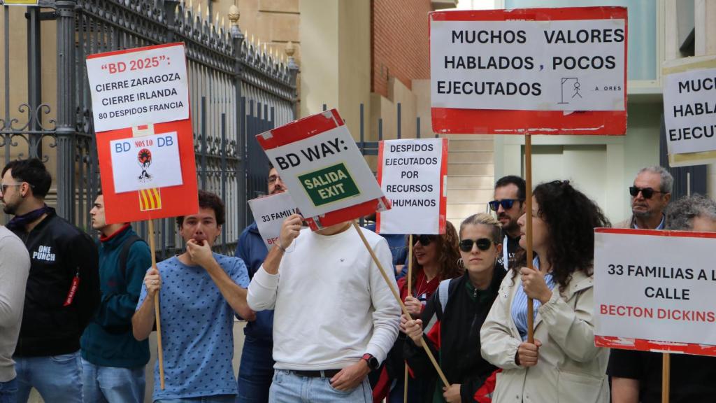 Los trabajadores de Becton Dickinson se han concentrado por la mañana para exigir una compensación justa