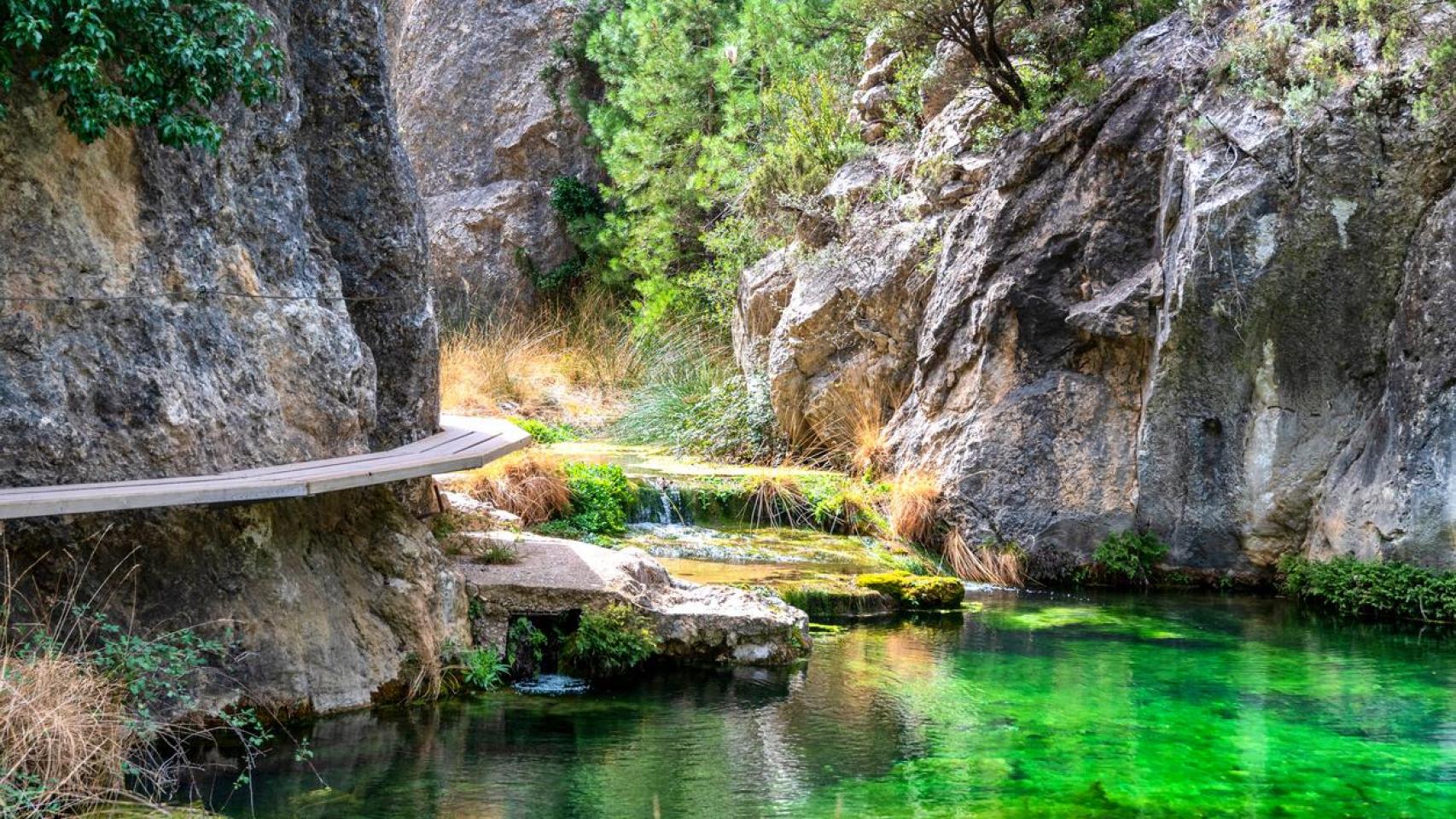 Una senda cercana a una poza con aguas cristalinas en el pueblo de Beceite.