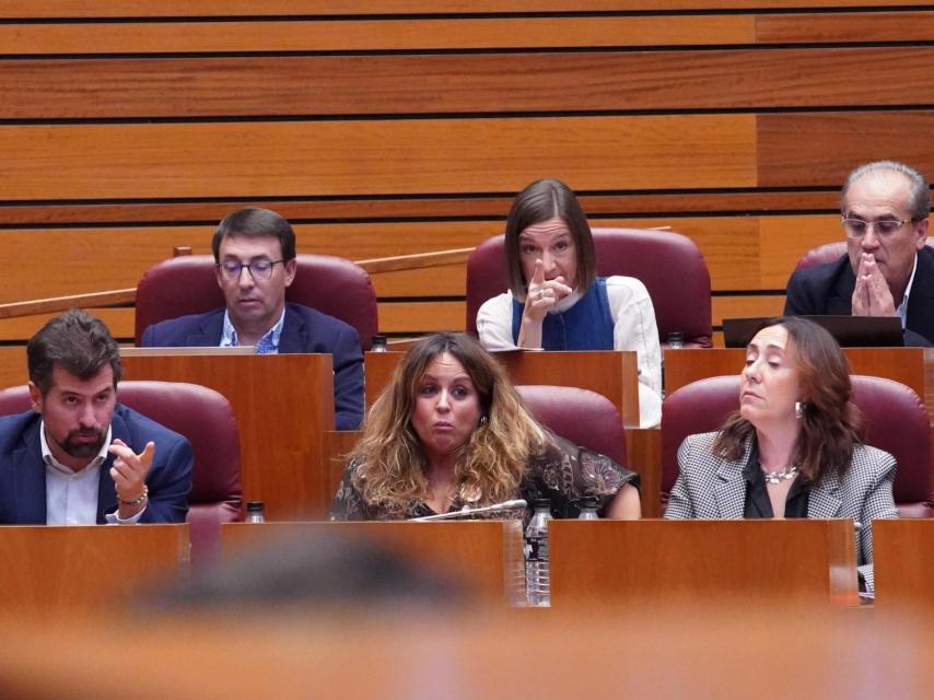 El secretario general del PSCyL y portavoz del Grupo Socialista, Luis Tudanca, junto a la viceportavoz, Patricia Gómez Urbán, en el pleno de las Cortes.