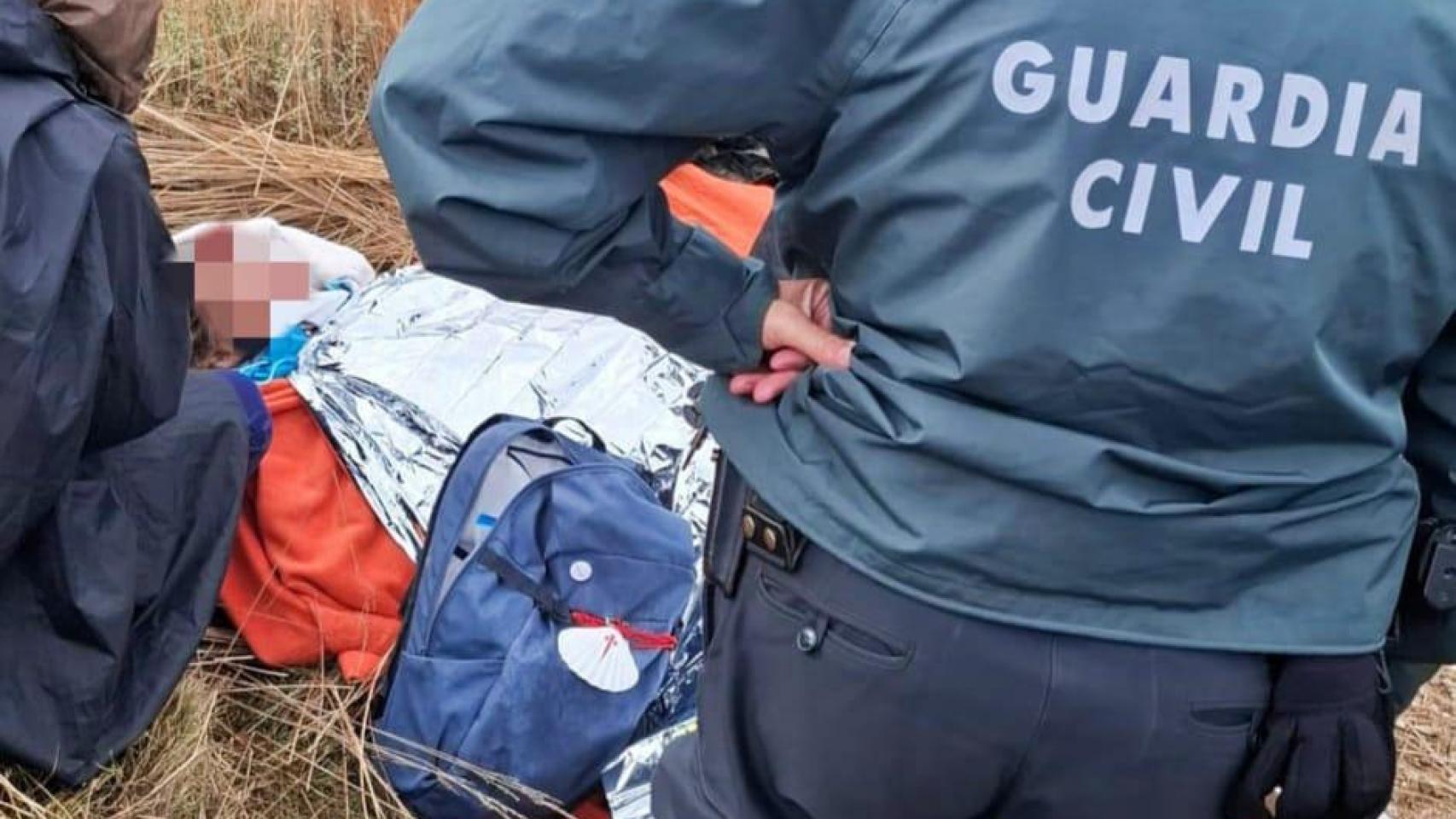 La Guardia Civil auxiliando al peregrino herido