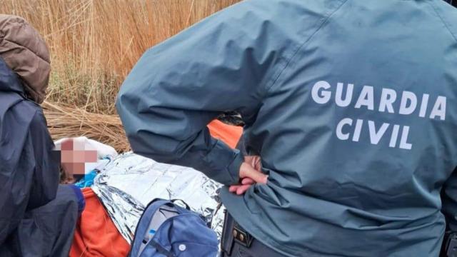 La Guardia Civil auxiliando al peregrino herido