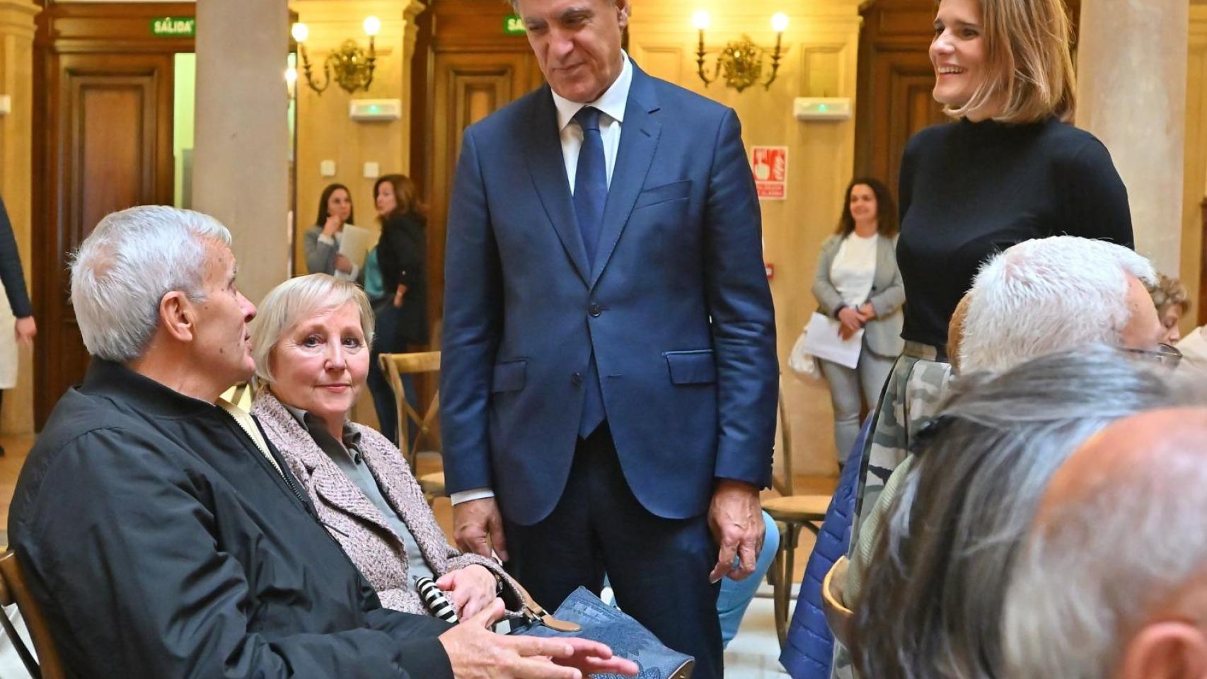 El alcalde de Salamanca, Carlos García Carbayo, rinde un emotivo homenaje a 25 matrimonios que celebran sus bodas de oro