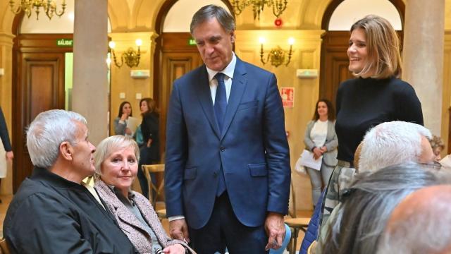 El alcalde de Salamanca, Carlos García Carbayo, rinde un emotivo homenaje a 25 matrimonios que celebran sus bodas de oro