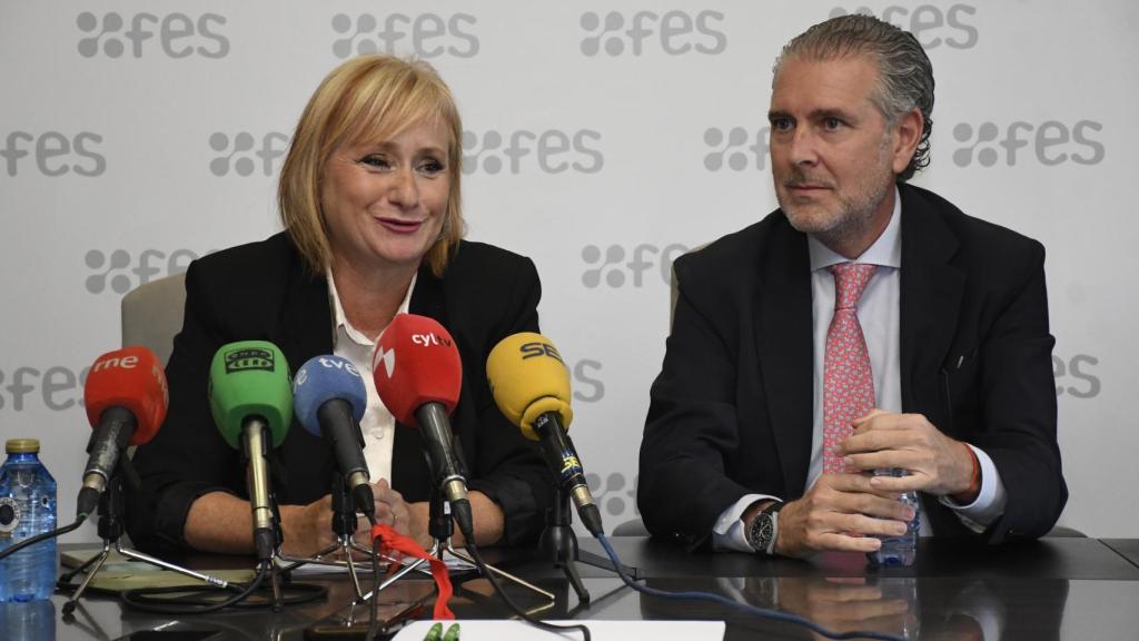 La consejera de Industria, Comercio y Empleo, Leticia García, junto al presidente de la Federación Empresarial Segoviana (FES), Andrés Ortega