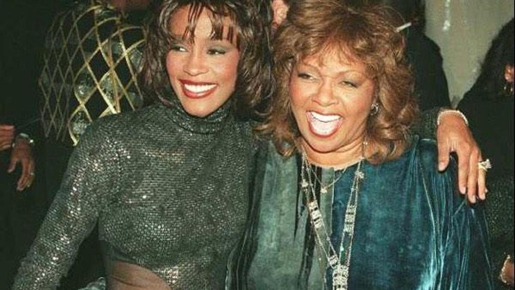 Whitney junto a su madre Cissy.