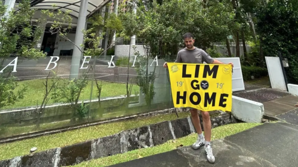 El aficionado del Valencia en la puerta de uno de los domicilios de Peter Lim en Singapur