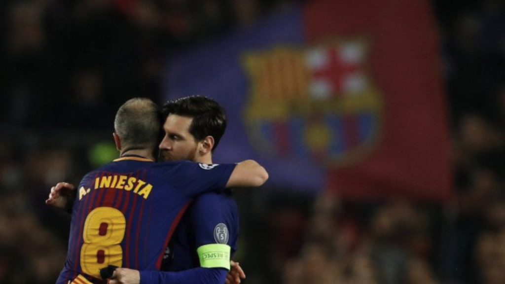 Iniesta y Messi se abrazan en un partido del FC Barcelona