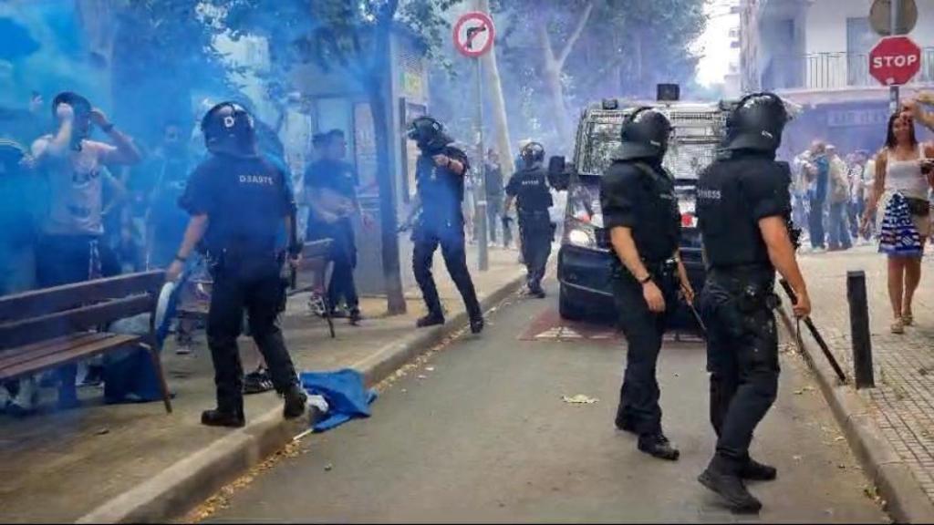 La Policía Nacional interviene durante los altercados entre las aficiones del Espanyol y el Oviedo.