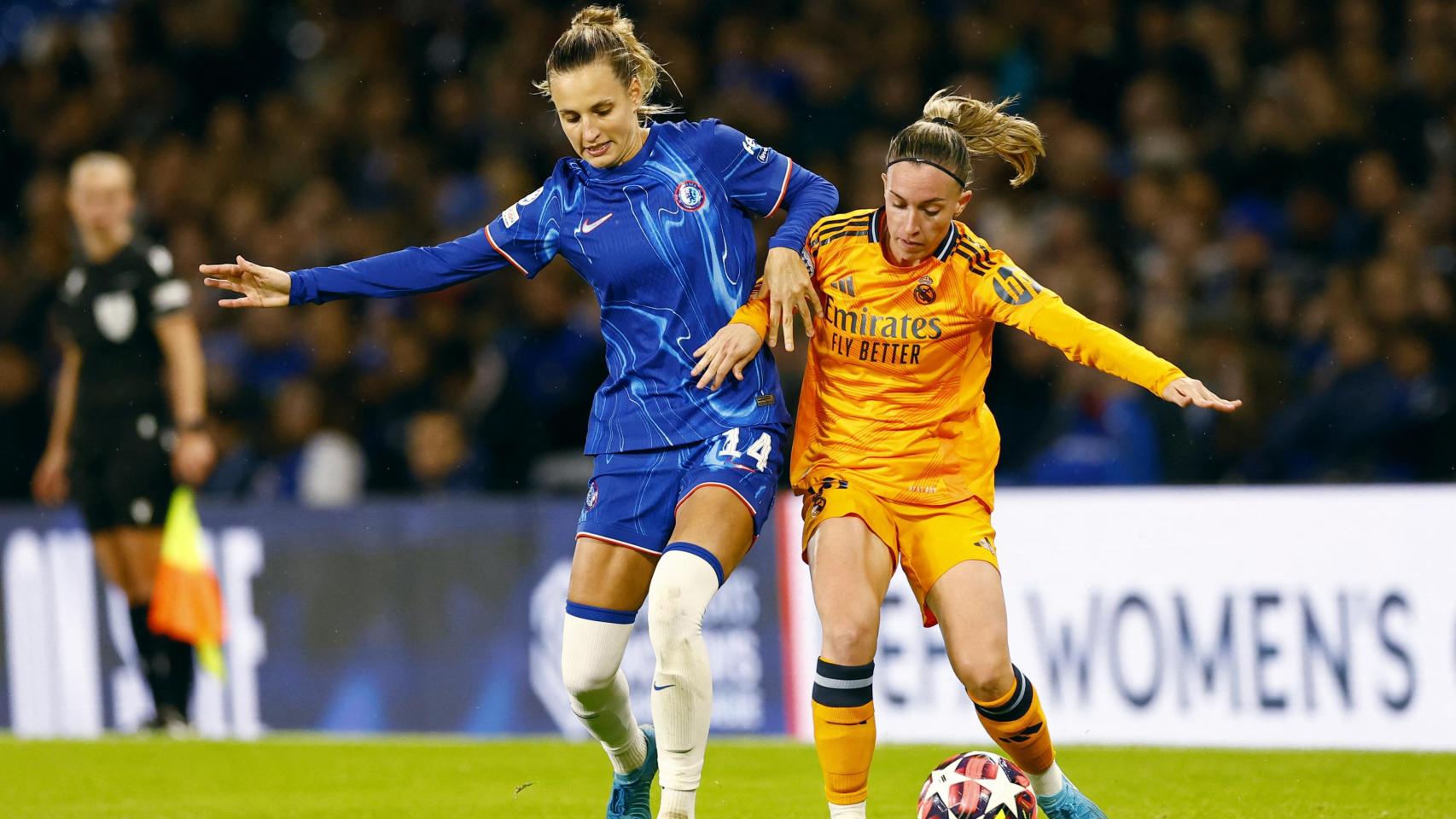 Eva Navarro protege un balón ante la presencia de Nathalie Bjorn.