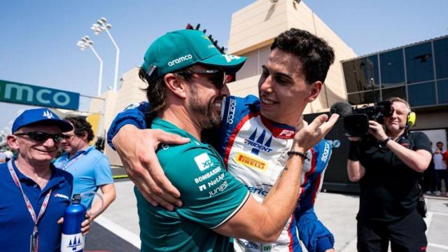 Fernando Alonso celebra con Bortoleto una de sus victorias en Fórmula 2