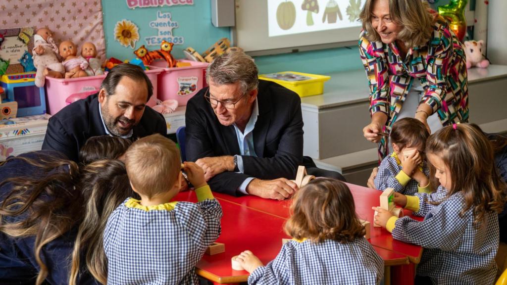 Alberto Núñez Feijóo junto a Paco Núñez, Ana Guarinos y un grupo de escolares este martes en una escuela infantil de Guadalajara.