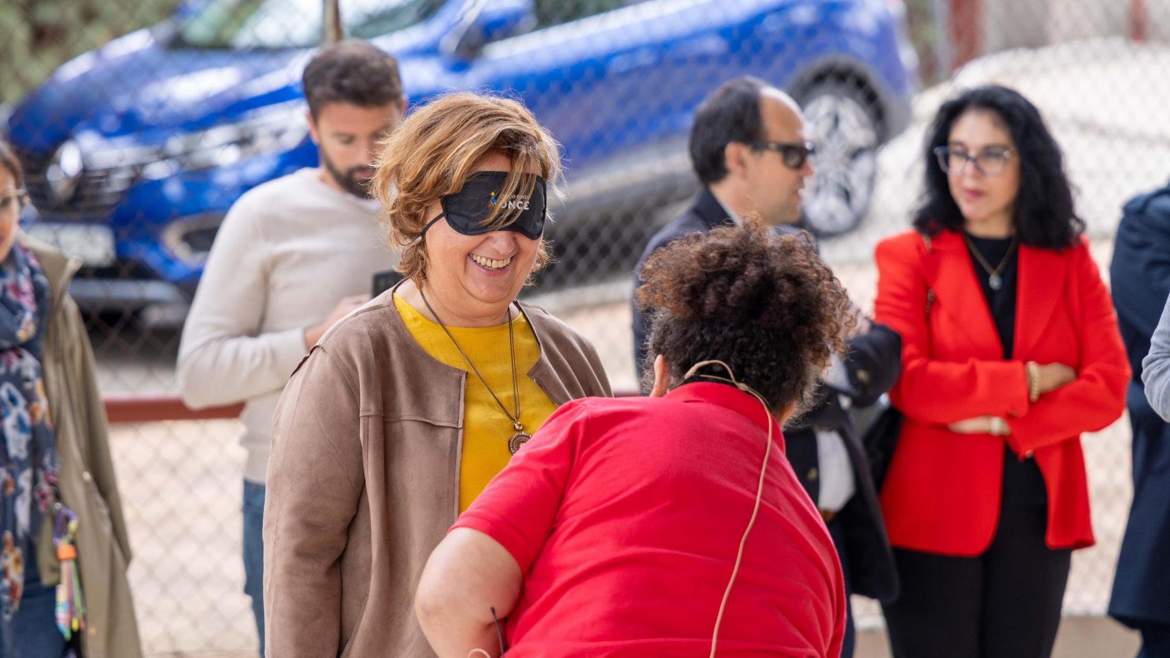 Los políticos de Toledo se meten en la piel de un invidente: todas las fotos de su experiencia a ciegas