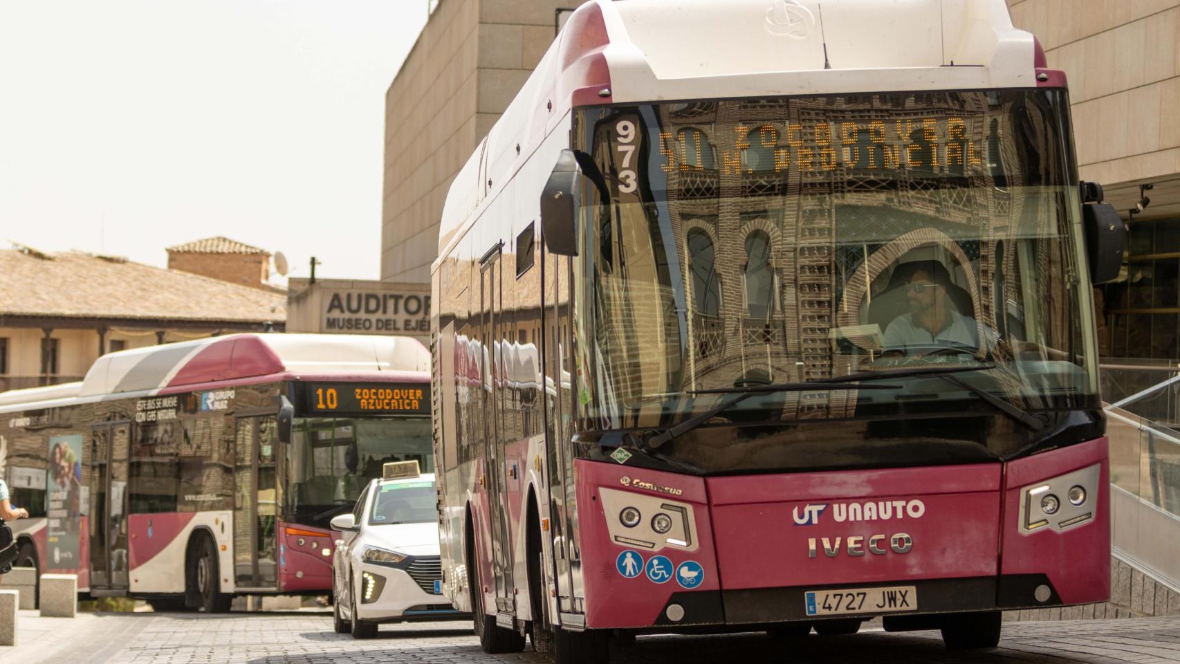 Dos autobuses urbanos circulando por las calles de Toledo.