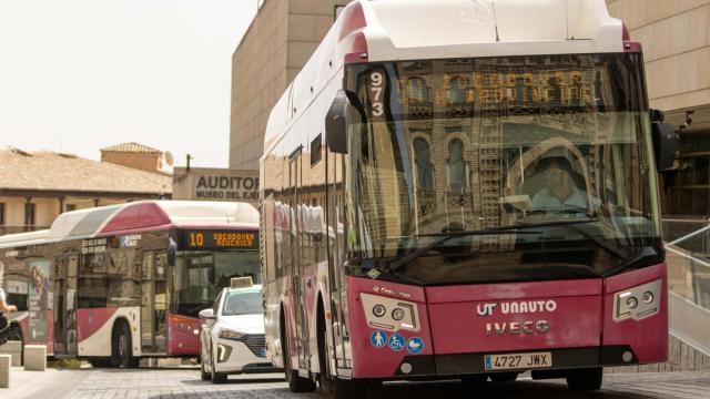 Dos autobuses urbanos en la parada de la calle de la Paz en el Casco histórico de Toledo.