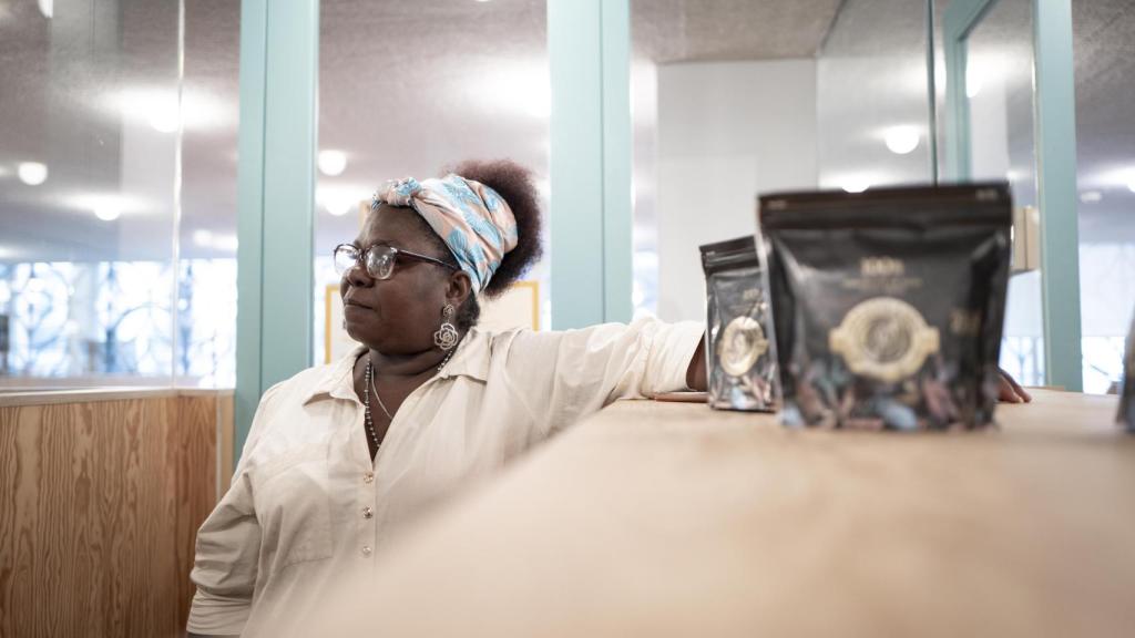 Mina posa junto al chocolate de la Asociación de Mujeres Canasteando.