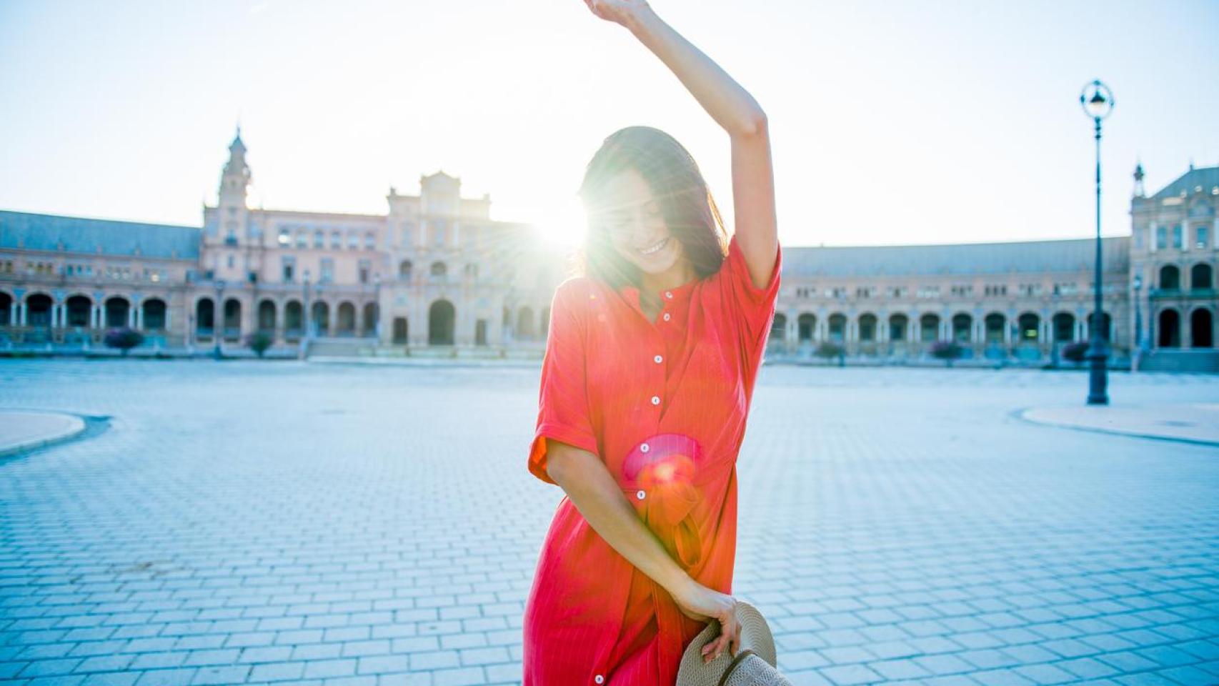 Mujer bailando en la plaza de España.