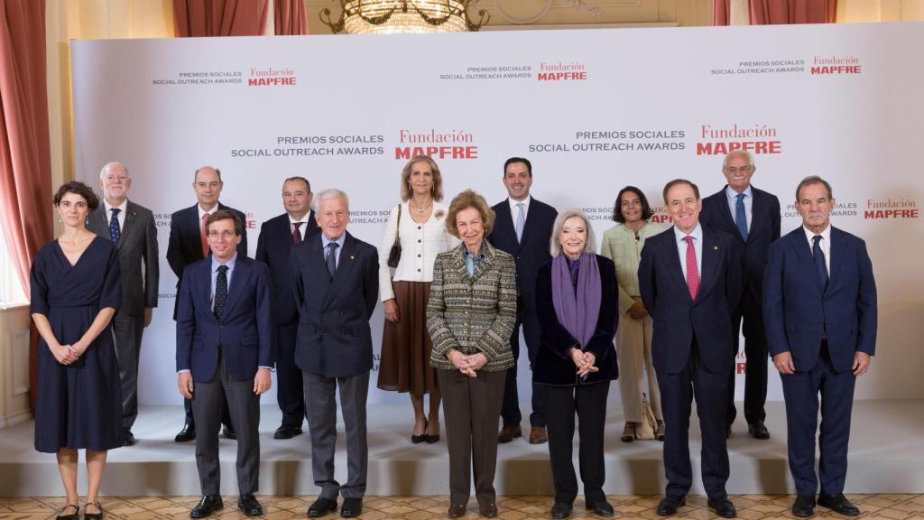 Foto de familia en los premios sociales fundación Mapfre, con su Majestad doña Sofía en el centro.