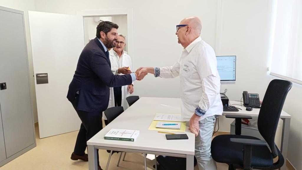 El presidente de la Comunidad, Fernando López Miras, este martes, visitando las nuevas instalaciones de la Unidad de Conductas Adictivas de Cartagena.