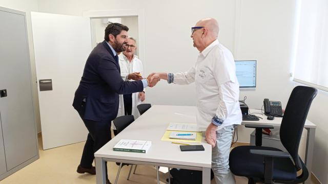 El presidente de la Comunidad, Fernando López Miras, este martes, visitando las nuevas instalaciones de la Unidad de Conductas Adictivas de Cartagena.