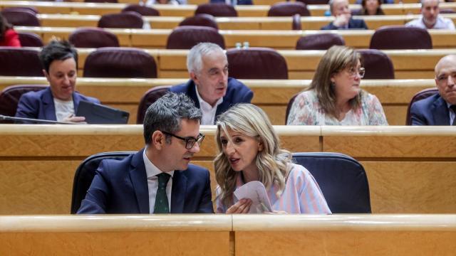 El ministro de la Presidencia y de Justicia, Félix Bolaños, y la vicepresidenta segunda y ministra de Trabajo y Economía Social, Yolanda Díaz, durante una sesión de control al Gobierno en el Senado.