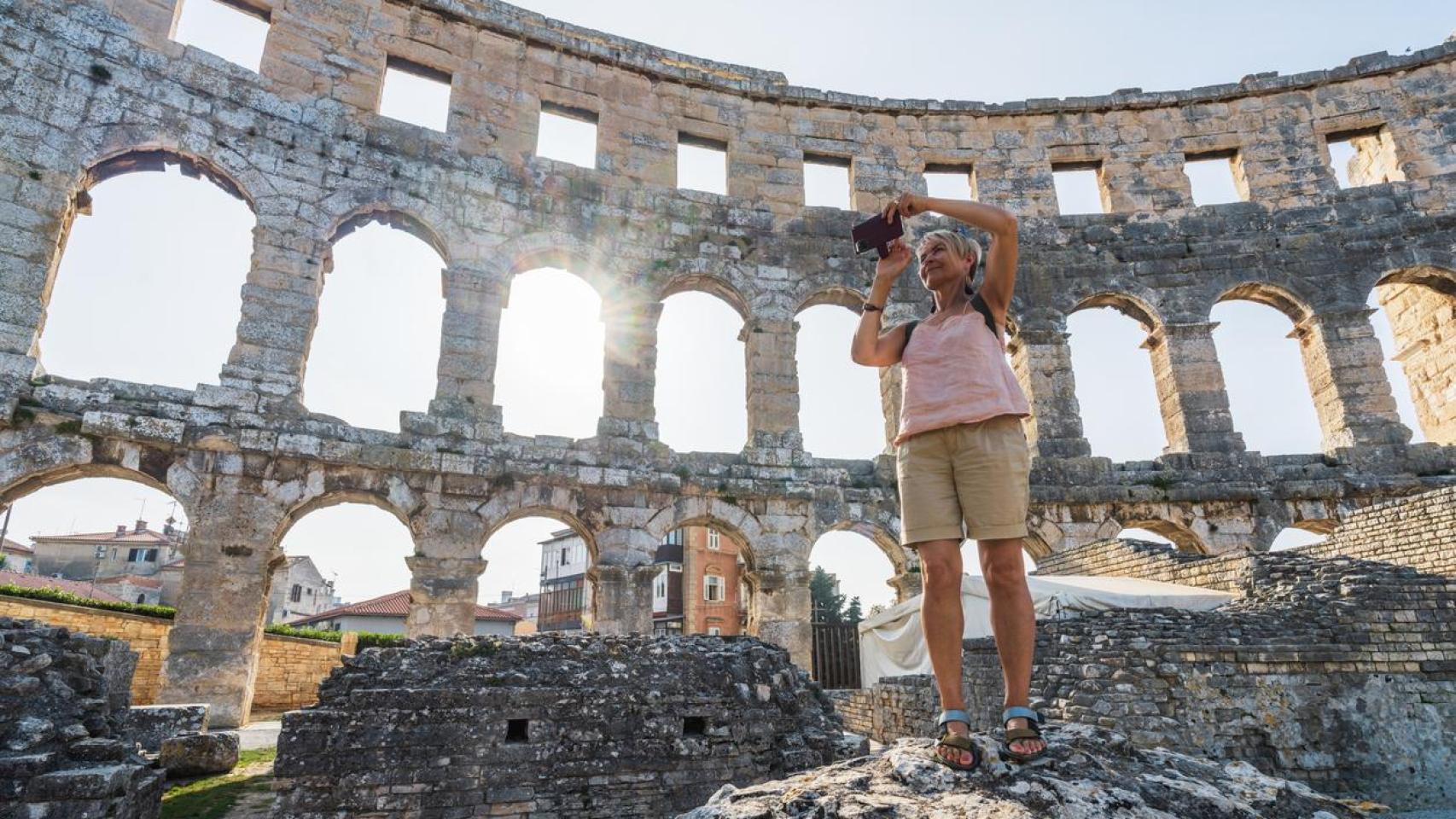 Mujer en la arena de un anfiteatro romano.