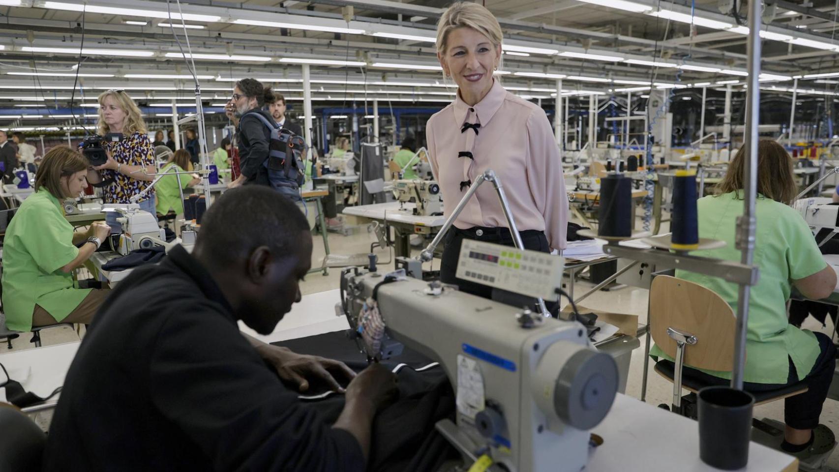 La vicepresidenta segunda del Gobierno y ministra de Trabajo y Economía Social, Yolanda Díaz, visita las instalaciones de Inditex en Arteixo (A Coruña).