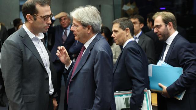 El ministro de Economía, Carlos Cuerpo, conversa con el comisario de Asuntos Económicos, Paolo Gentiloni, durante el Eurogrupo de este lunes en Luxemburgo