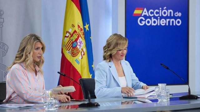 La ministra de Trabajo y Economía Social, Yolanda Díaz (i) y la ministra Portavoz y de Educación y Deporte, Pilar Alegría (d), durante una rueda de prensa posterior al Consejo de Ministros, en el Palacio de la Moncloa.