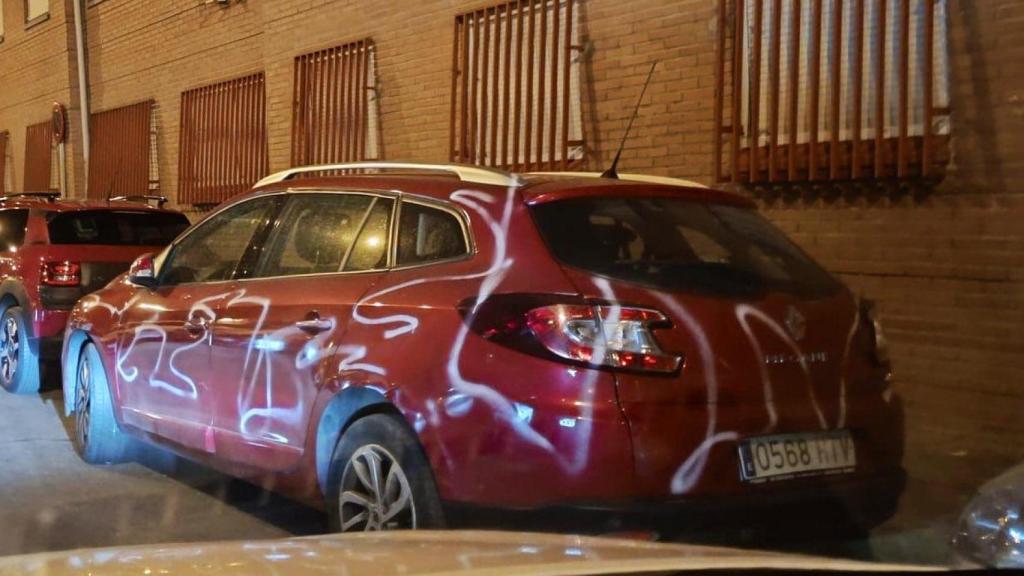 Uno de los coches vandalizados.