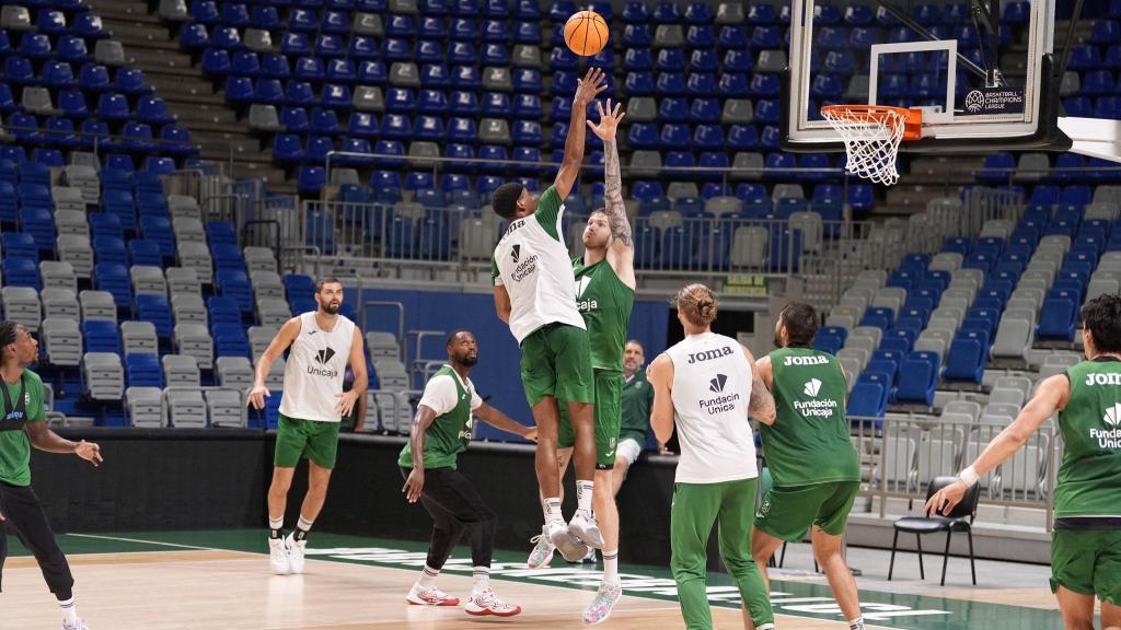 El Unicaja se entrena en el Martín Carpena