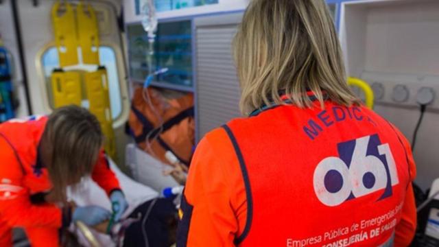 Sanitarios en una ambulancia del 061.