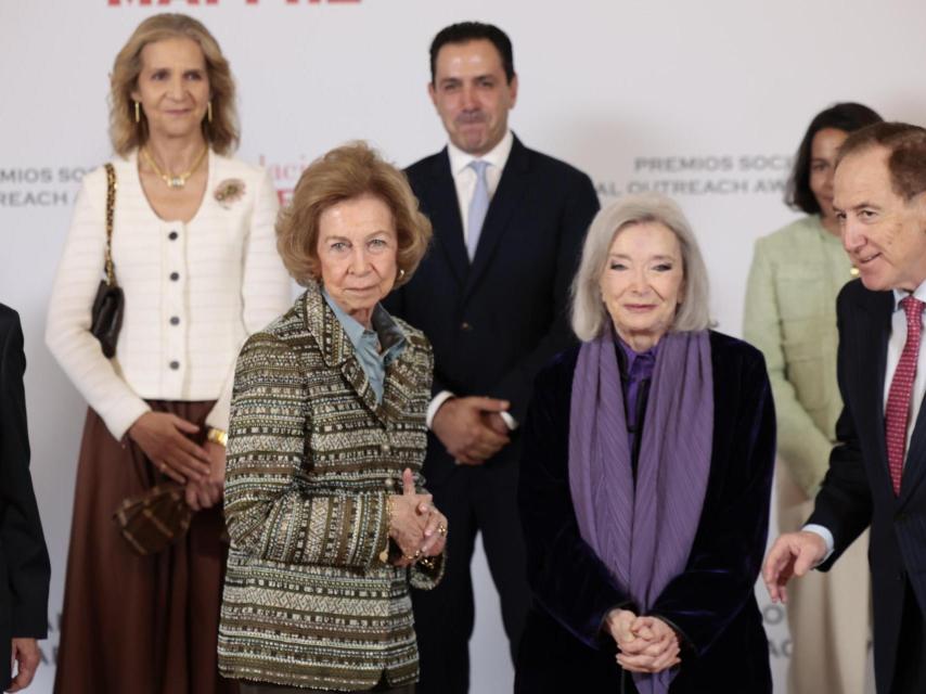 La reina Emérita, la infanta Elena y  Núria Espert.