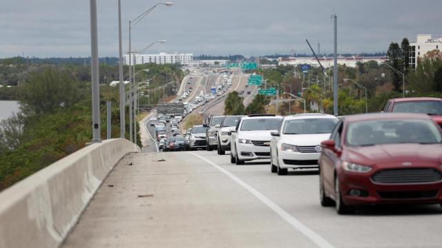 Florida contiene el aliento ante la llegada del poderoso huracán 'Milton'