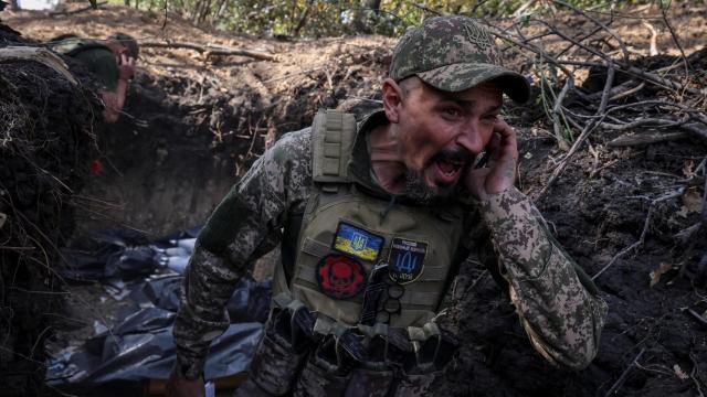 Artilleros de la Guardia Nacional ucraniana cerca de la ciudad de Pokrovsk, en el Donbás.