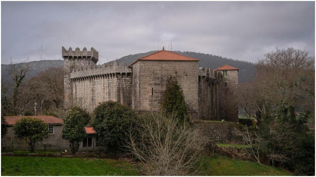 Vista del Castillo de Vimianzo en un día de tormenta