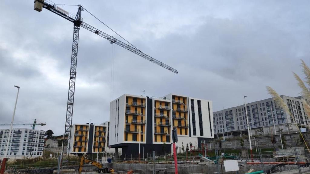 Viviendas terminadas y en construcción en Xuxán, A Coruña.