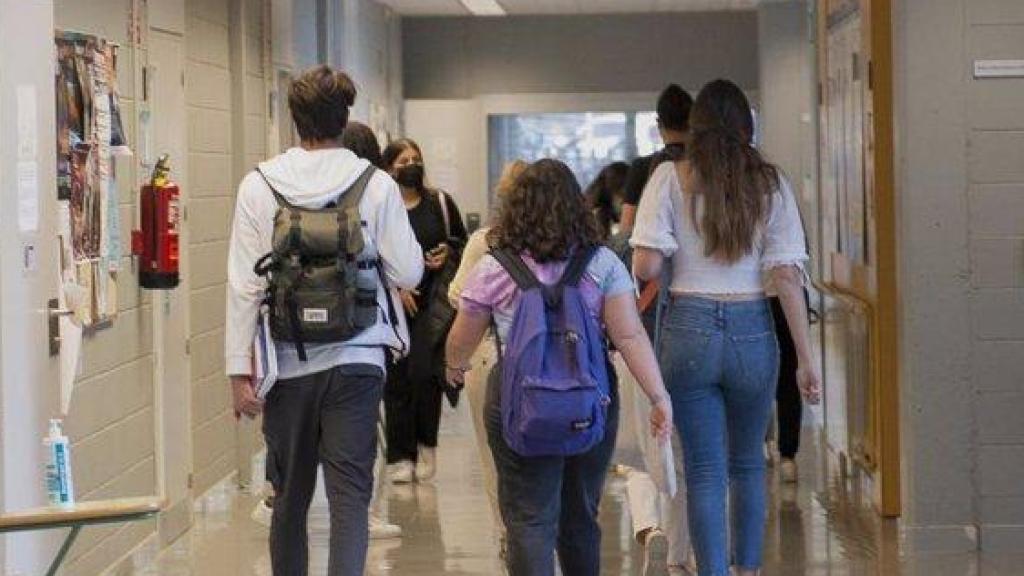 Adolescentes, en los pasillos de un instituto.