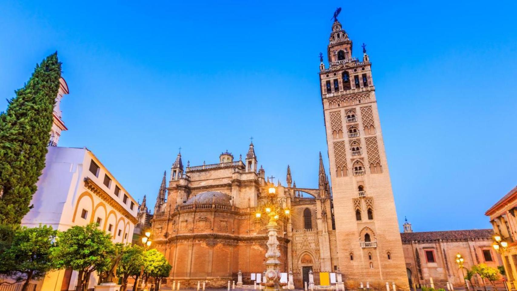 Vista nocturna de la Giralda en Sevilla