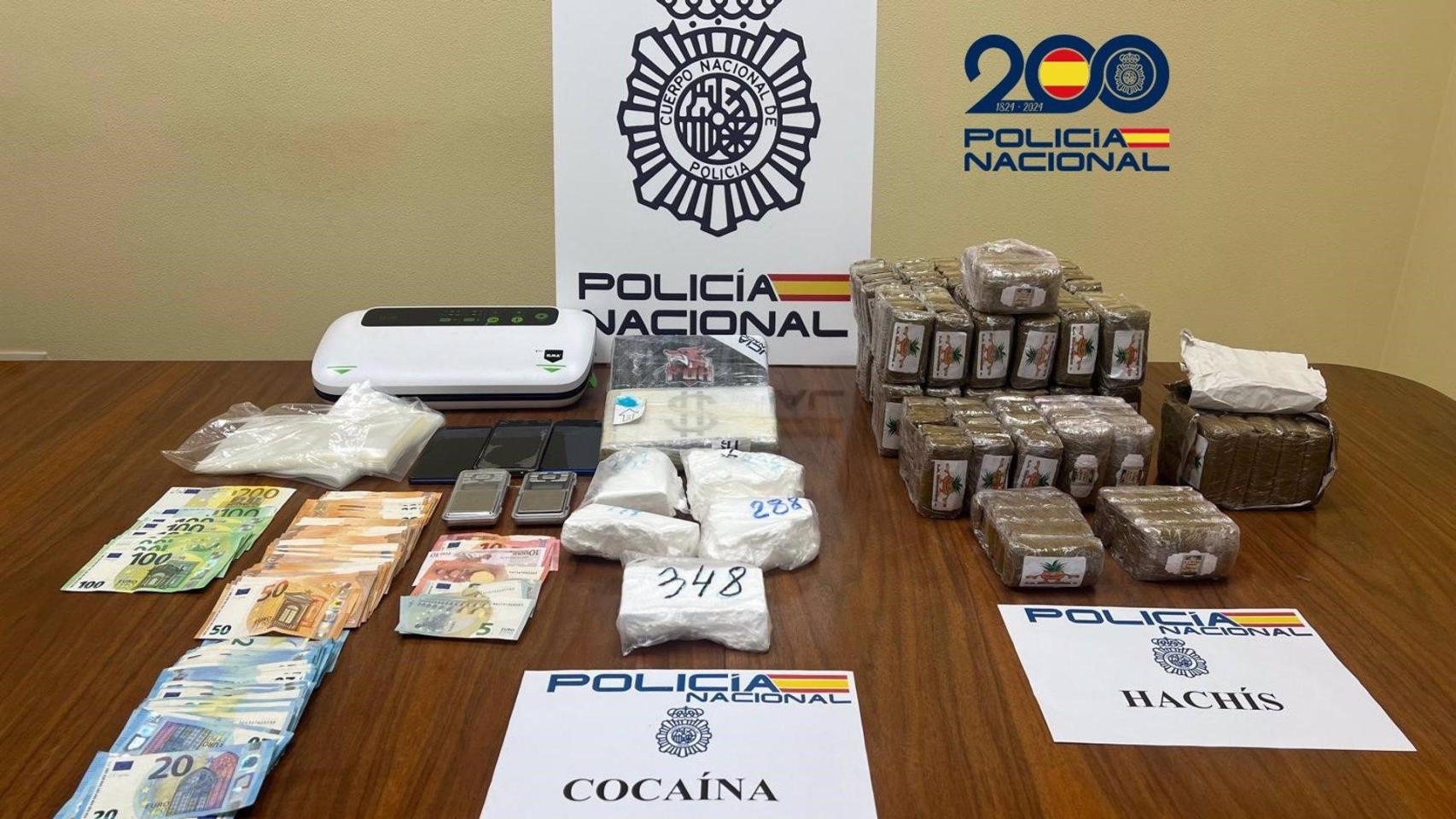 Imagen de la droga y el dinero encontrado en los registros.