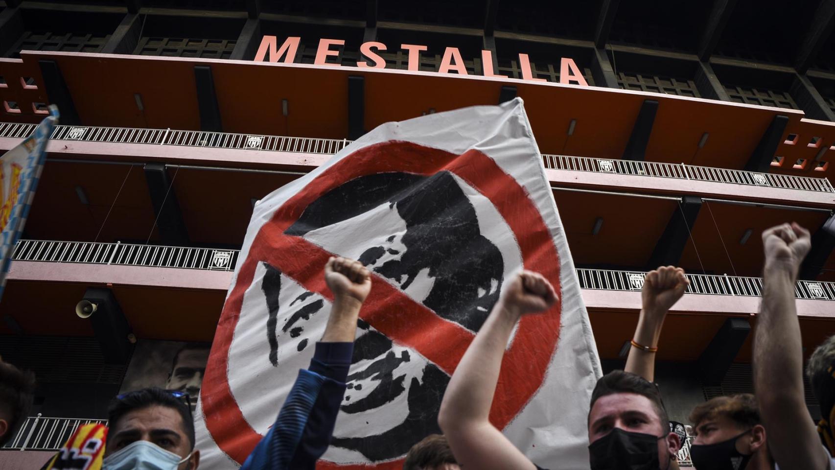 Imagen de archivo de una protesta contra la gestión de Peter Lim, máximo accionista del Valencia CF. Europa Press / Jorge Gil