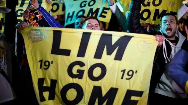 La afición del Valencia CF muestra pancartas contra el propietario del equipo, Peter Lim, antes de comenzar un partido.