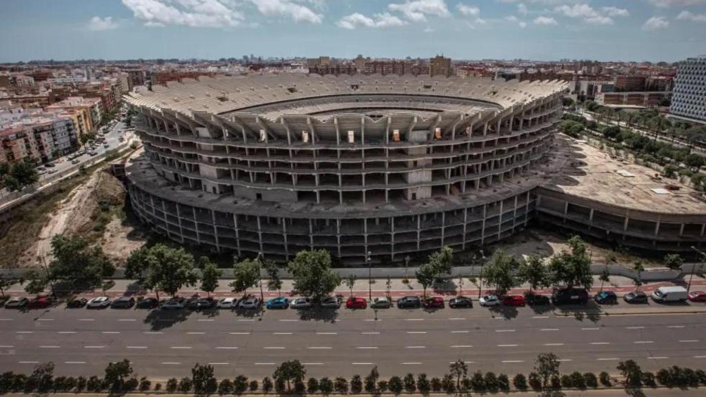 Vista general del estadio en obras.