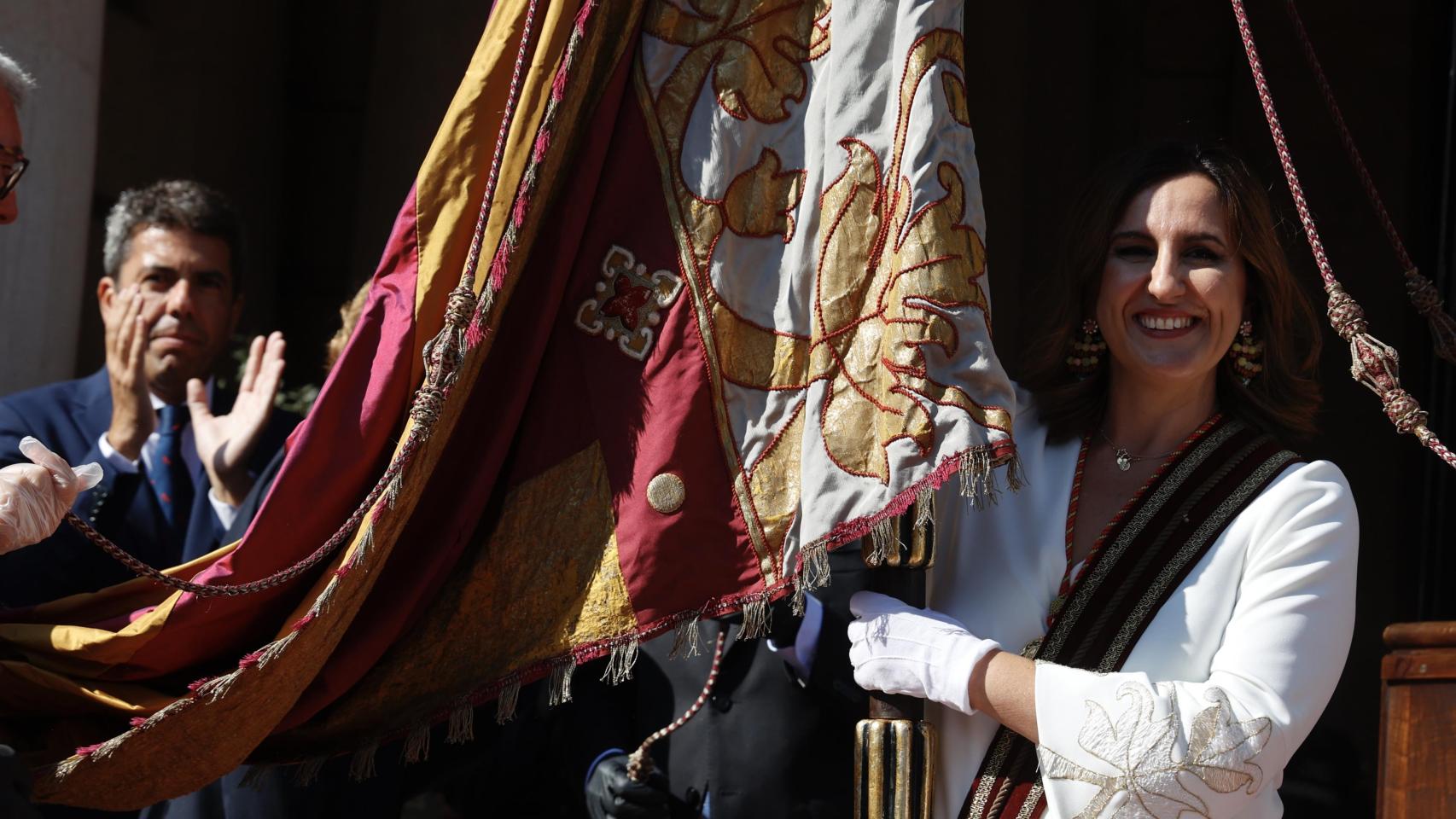 La alcaldesa de Valencia porta la 'Reial Senyera' durante la procesión cívica con motivo del 9 d’Octubre de 2023, imagen de archivo. Europa Press / Rober Solsona