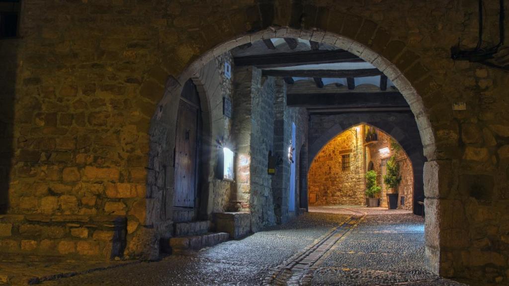 Una calle de Alquezar, en Huesca.