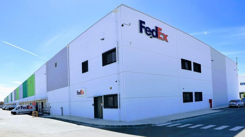 Exterior del centro logístico de FedEx en Málaga.