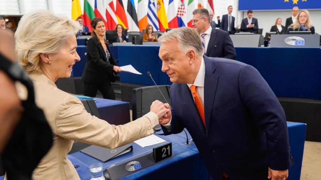 Ursula von der Leyen y Viktor Orbán se saludan antes del inicio del combate