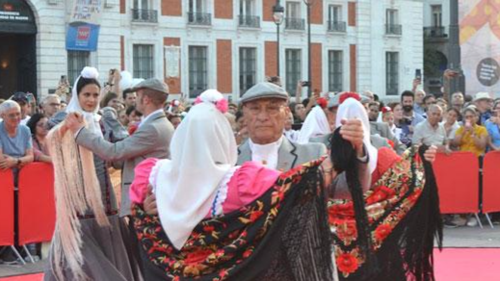 Bailes tradicionales en la puerta del Sol.