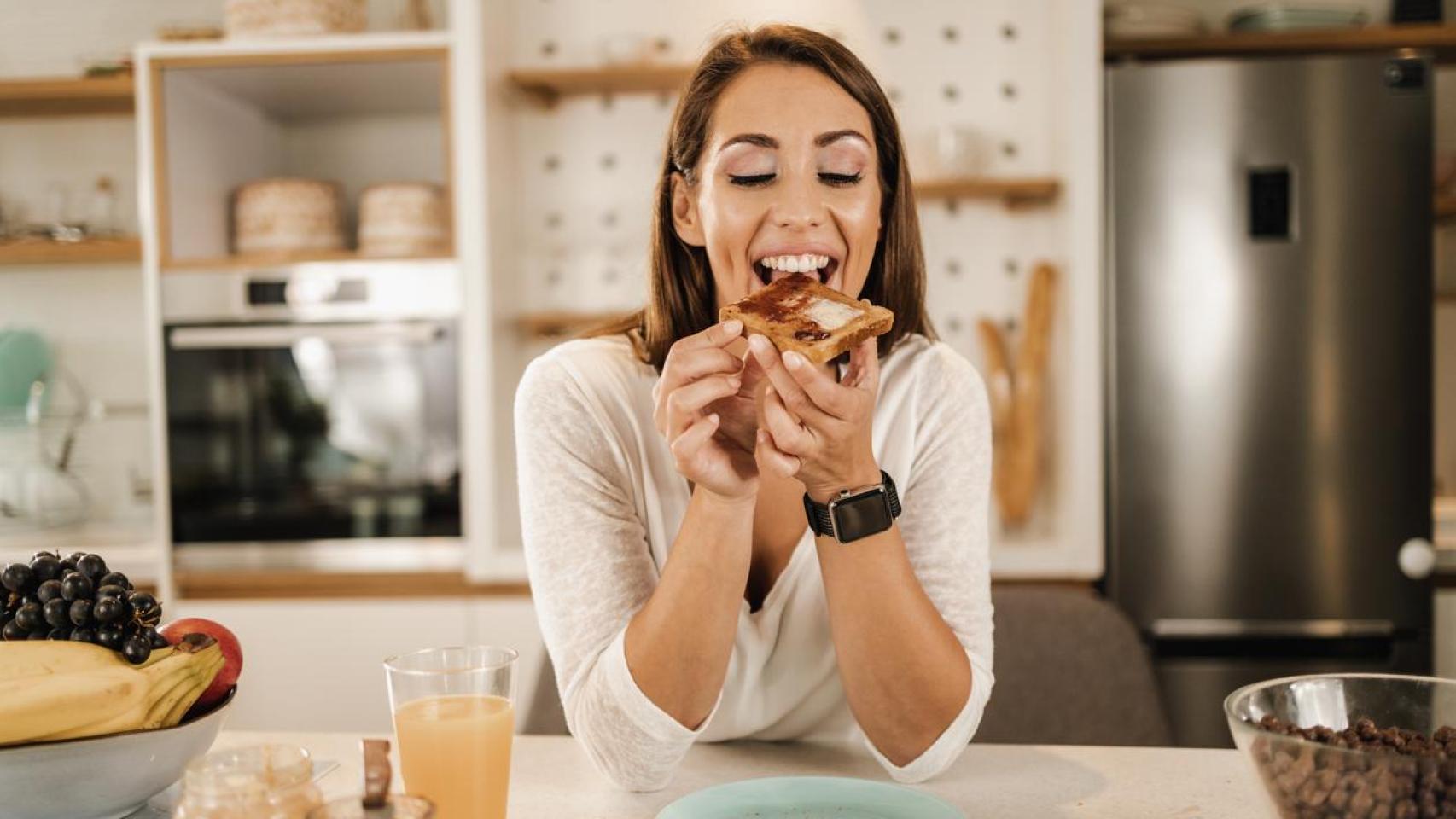 Mujer comiendo tostadas.